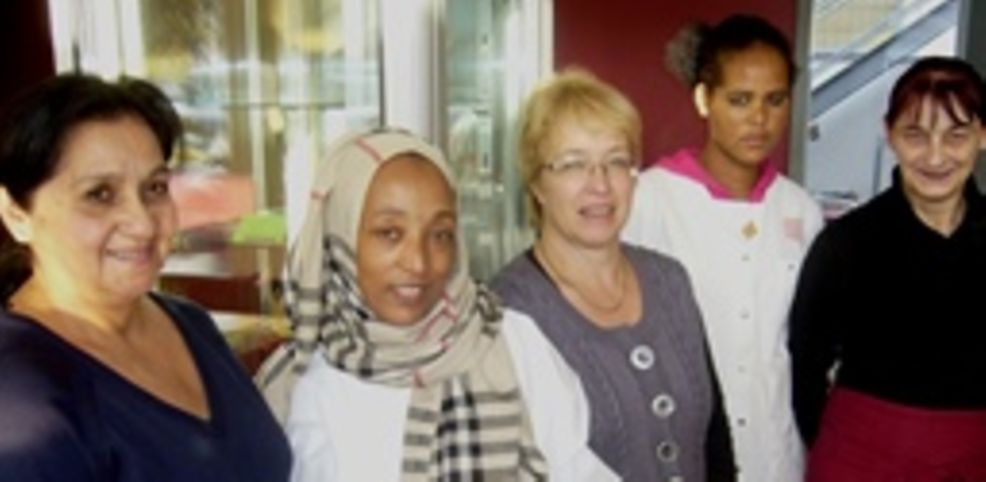 Gemeinsames Arbeiten von Flüchtlingen und Deutschen im Zweckbetrieb Buschcafé in Rüsselsheim (vlnr)