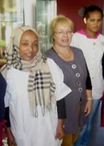 Gemeinsames Arbeiten von Flüchtlingen und Deutschen im Zweckbetrieb Buschcafé in Rüsselsheim (vlnr)