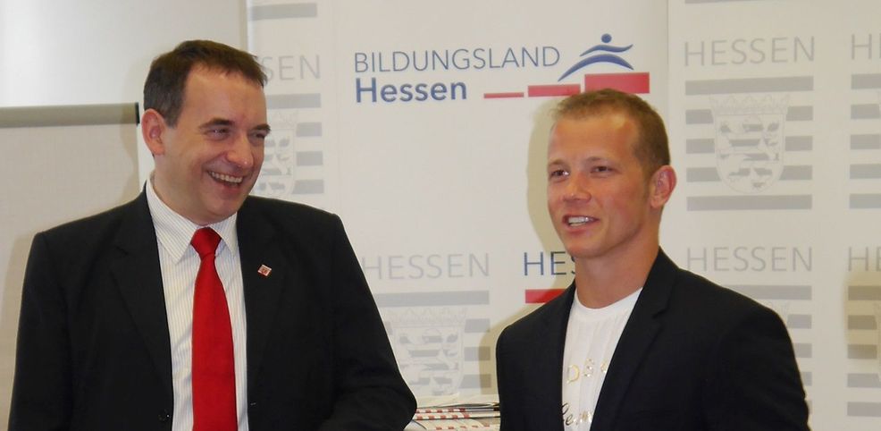 Kultusminister Prof. Dr. R. Alexander Lorz  und der ehemalige Kunstturner Fabian Hambüchen beim Start der Kampagne